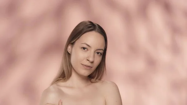 Portret Van Een Seminude Vrouw Een Roze Achtergrond Van Dichtbij — Stockfoto