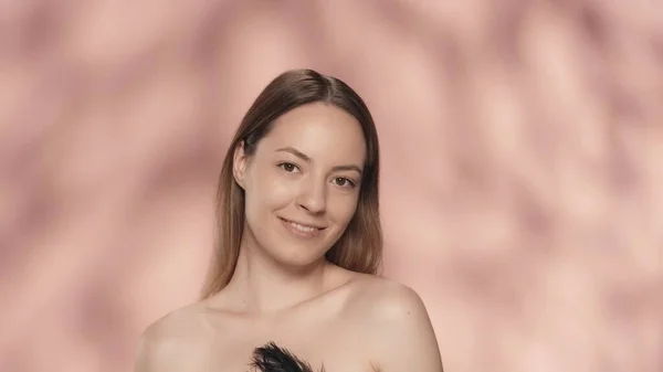 Portrét Usměvavé Ženy Růžovém Pozadí Zblízka Žena Přirozeným Make Upem — Stock fotografie