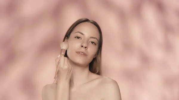 Mujer Seminude Utiliza Cepillo Maquillaje Estudio Sobre Fondo Rosa Cerca — Foto de Stock