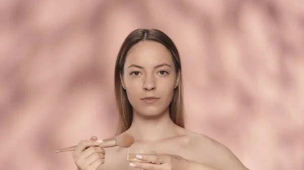 Mujer Con Cepillo Maquillaje Frasco Polvo Estudio Sobre Fondo Rosa —  Fotos de Stock