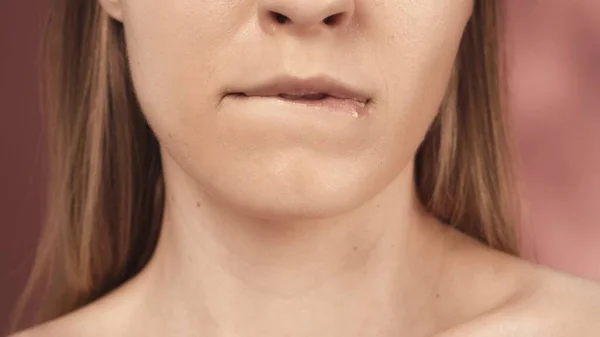 Μια Σεμνή Γυναίκα Δάγκωσε Κάτω Χείλος Της Ένα Στούντιο Ροζ — Φωτογραφία Αρχείου