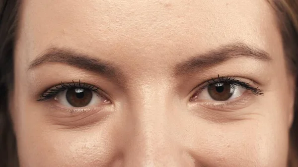 Piękne Oczy Młodej Kobiety Bliska Różowym Tle Dobre Widzenie Dbałość — Zdjęcie stockowe