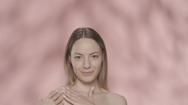 Kobieta Cieszy Się Idealną Skórą Dotykając Ramion Obiema Rękami Odwraca — Wideo stockowe