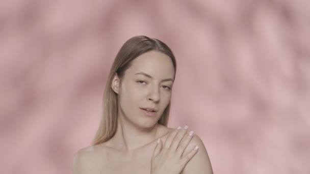 여자는 그녀의 피부를 즐긴다 부드럽게 그녀의 손으로 그녀의 어깨를 만지는 — 비디오