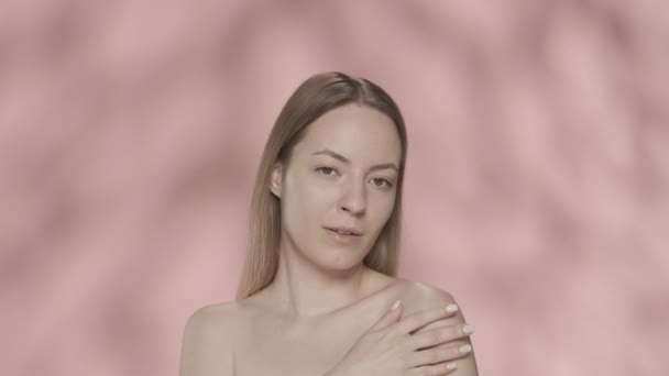 Молода Жінка Насолоджується Ідеальною Шкірою Ніжно Торкаючись Плечей Рукою Портрет — стокове відео