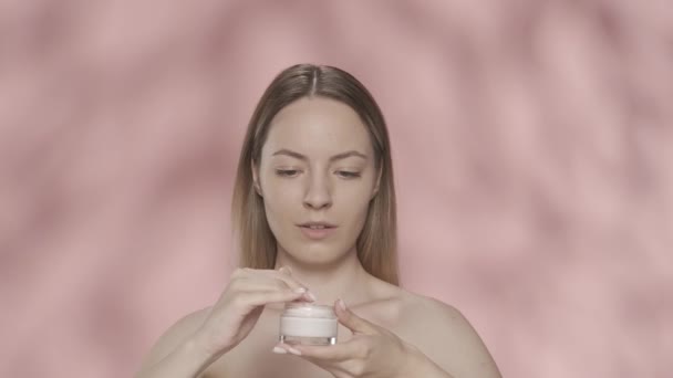 Crema Cura Della Pelle Una Donna Mette Mano Barattolo Crema — Video Stock