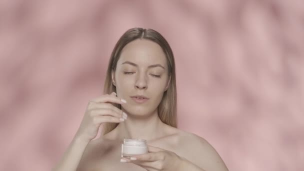 Crema Cura Della Pelle Una Giovane Donna Mezza Nuda Applica — Video Stock
