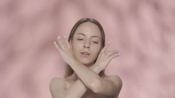 Una Giovane Donna Dimostra Sua Pelle Liscia Chiara Sana Donna — Video Stock