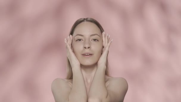 Ung Kvinna Utan Kläder Vidrör Den Mjuka Friska Huden Ansiktet — Stockvideo