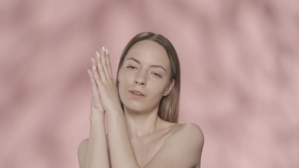 Женщина Демонстрирует Ухоженные Руки Аккуратным Маникюром Прикасается Гладкой Коже Лица — стоковое видео