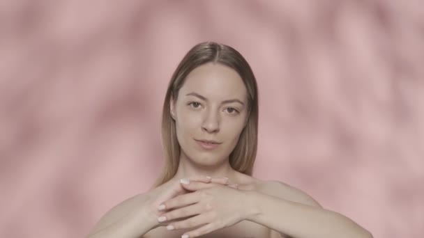 Femeie Își Traversează Brațele Aleargă Peste Pielea Netedă Moale Mâinilor — Videoclip de stoc