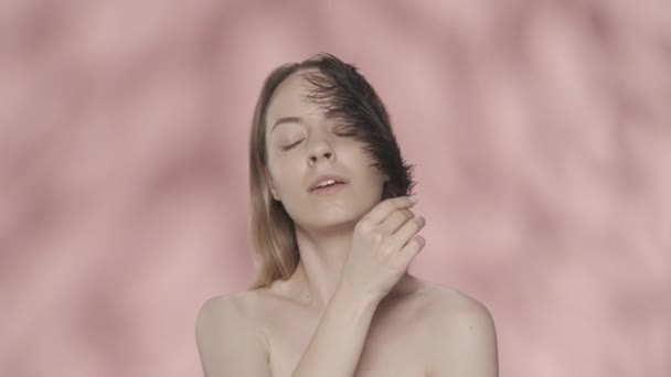 Mulher Jovem Atraente Mostra Pele Lisa Macia Tocar Seu Rosto — Vídeo de Stock