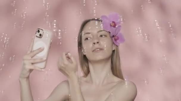 Uma Mulher Com Ombros Nus Flores Orquídea Seu Cabelo Leva — Vídeo de Stock