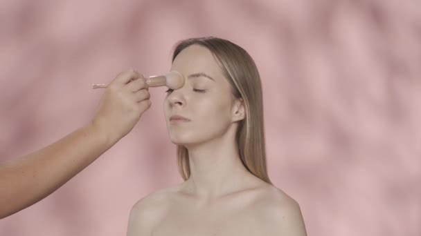 Διαδικασία Μακιγιάζ Makeup Καλλιτέχνες Χέρι Εφαρμόζει Μακιγιάζ Ένα Γυναικείο Πρόσωπο — Αρχείο Βίντεο