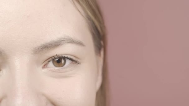 Ett Kvinnoöga Nära Håll Beskuren Bild Kvinnor Ansikte Studio Rosa — Stockvideo
