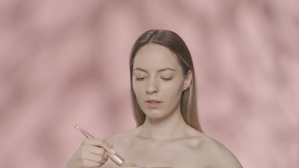 Uma Bela Mulher Seminua Mergulha Sua Escova Maquiagem Frasco Mulher — Vídeo de Stock