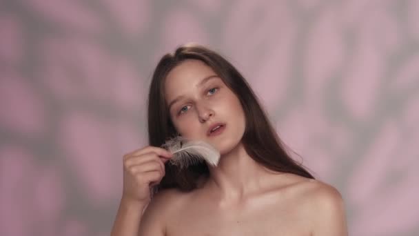 Portrét Krásné Mladé Dívky Detailní Záběr Modelky Držící Hrající Pérem — Stock video