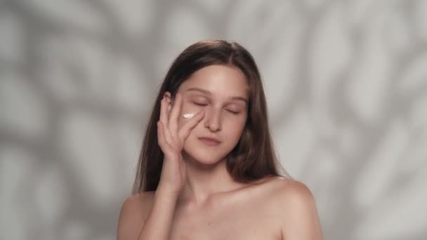 Portrét Přitažlivého Bělošského Modelu Zblízka Záběr Dívky Dívající Kamery Nanášení — Stock video