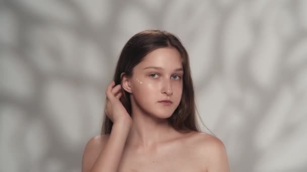 Beyaz Kadın Modelin Çekici Portresi Yüzünde Krem Olan Bir Kızı — Stok video