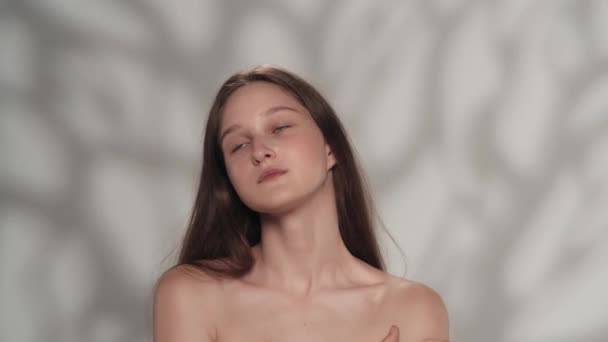 Retrato Hermosa Joven Modelo Caucásica Primer Plano Una Chica Mirando — Vídeos de Stock