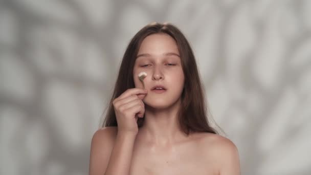 Portrait Young Brunette Fresh Skin Close Shot Girl Looking Camera — Stock Video