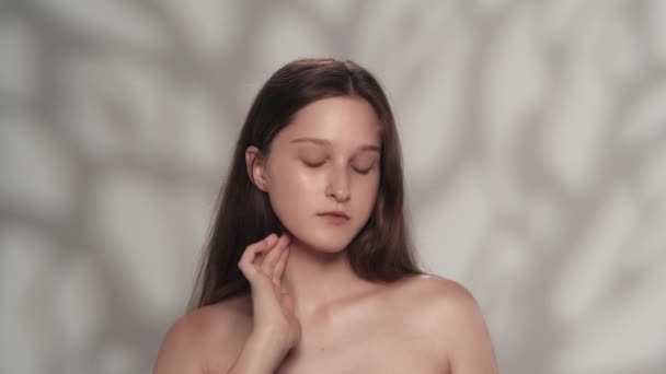 Portrait Young Model Natural Makeup Close Shot Girl Putting Flower — Stock Video