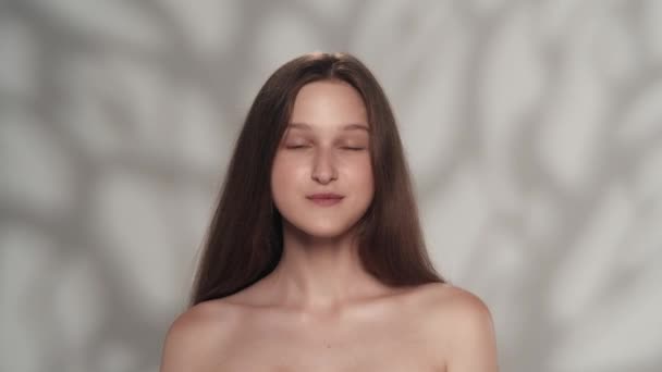 Retrato Uma Bela Fêmea Com Pele Perfeita Maquiagem Natural Close — Vídeo de Stock