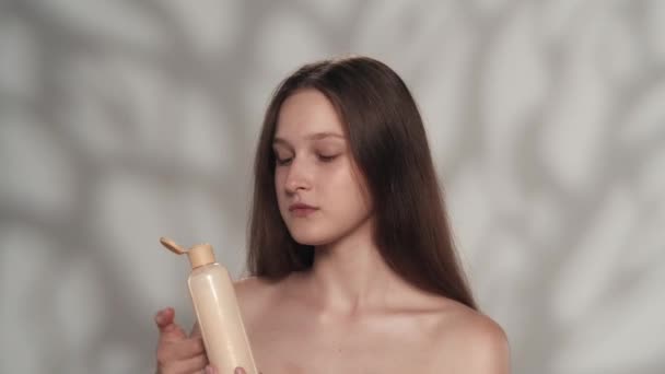 Porträtt Tilltalande Brunett Modell Närbild Tjej Som Håller Flaska Kroppskräm — Stockvideo