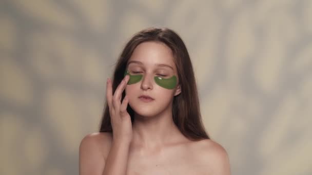 一个美丽的高加索女性模特的肖像 近照一个女孩 眼皮底下有绿色的眼斑 日常美容治疗 眼科护肤广告概念 — 图库视频影像