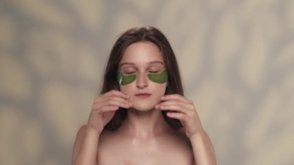 Portrait Beautiful Brunette Female Model Close Shot Girl Eye Patches — Stock Video