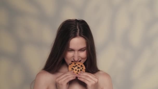 Potret Model Berambut Cokelat Yang Menarik Menutup Tembakan Seorang Gadis — Stok Video