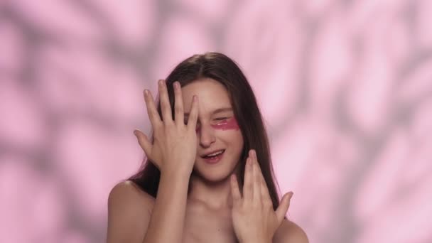 Güzel Bir Kafkas Modelinin Portresi Gözlerinin Altında Pembe Bantlar Olan — Stok video