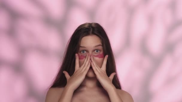 Egy Gyönyörű Modell Portréja Közelkép Egy Lányról Rózsaszín Szemkötővel Szeme — Stock videók