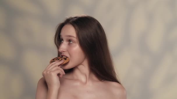 Potret Model Brunette Menarik Tembakan Jarak Dekat Seorang Gadis Memegang — Stok Video