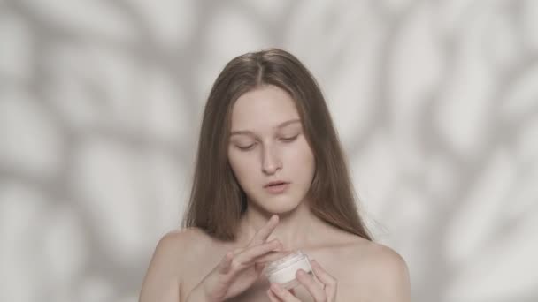 Kozmetik Ürünü Taşıyan Genç Bir Kadın Modelin Portresi Yüzüne Boynuna — Stok video