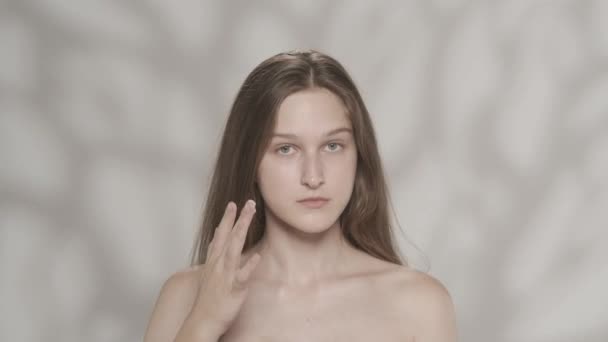 Retrato Atraente Modelo Feminino Caucasiano Foto Perto Uma Menina Olhando — Vídeo de Stock