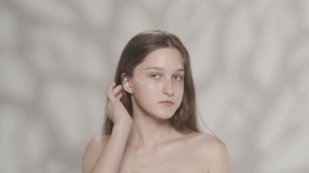 매력적인 코카서스 모델의 초상화 그녀의 얼굴에 소녀의 닫습니다 그녀는 손가락으로 — 비디오