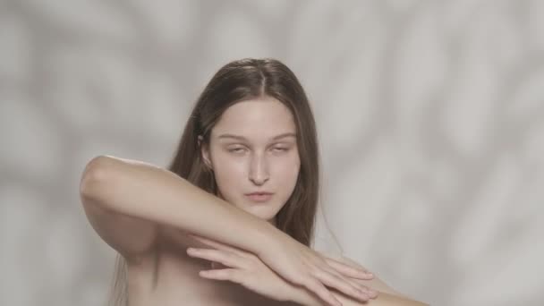 Portret Atrakcyjnej Młodej Białej Modelki Zbliżenie Dziewczynę Patrzącą Kamerę Skrzyżowanymi — Wideo stockowe