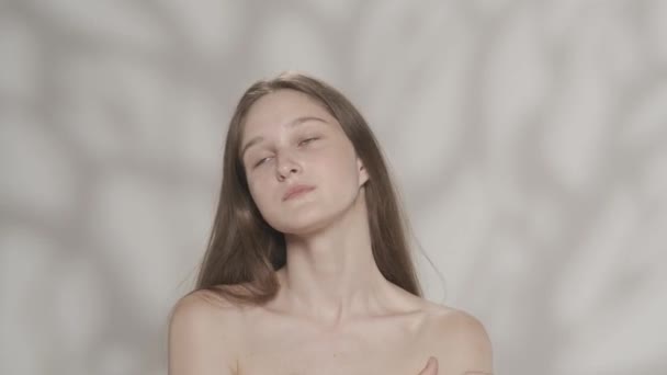 Güzel Beyaz Bir Modelin Portresi Kameraya Bakan Bir Kızı Yakından — Stok video