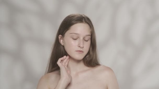 메이크업 모델의 초상화입니다 그녀의 소녀의 닫습니다 장난스럽게 카메라를 그녀의 입술을 — 비디오
