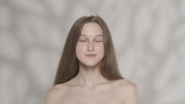 Retrato Uma Bela Fêmea Com Pele Perfeita Maquiagem Natural Close — Vídeo de Stock