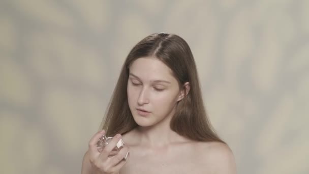 Portret Atrakcyjnej Modelki Brunetki Zbliż Zdjęcie Dziewczyny Trzymającej Butelkę Różowych — Wideo stockowe