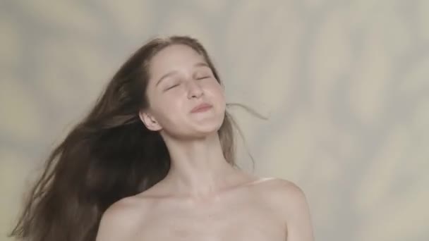 Porträt Eines Schönen Weiblichen Modells Nahaufnahme Eines Mädchens Das Ihr — Stockvideo