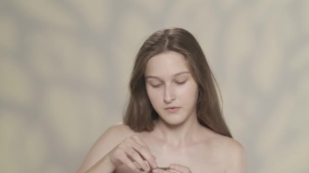 Güzel Bir Modelin Portresi Yeşil Göz Bantlı Bir Kutuyu Tutan — Stok video