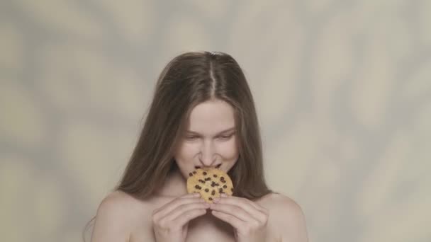 Çekici Esmer Bir Mankenin Portresi Kameraya Bakıp Çikolatalı Kurabiye Yiyen — Stok video