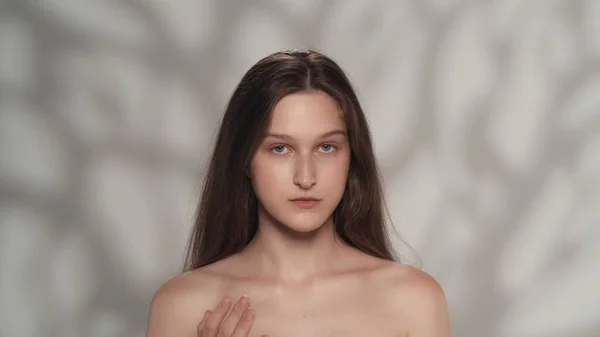 코카서스 모델의 초상화 카메라를 그녀의 부드러운 피부를 만지는 여자의 닫습니다 — 스톡 사진