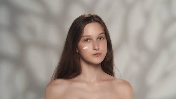 Retrato Una Joven Modelo Con Cabello Largo Maquillaje Desnudo Primer —  Fotos de Stock