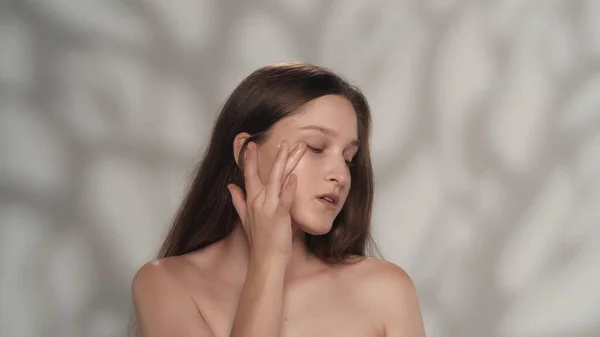 코카서스 모델의 초상화 메이크업 그녀의 크림을 여자의 닫습니다 아름다움 — 스톡 사진