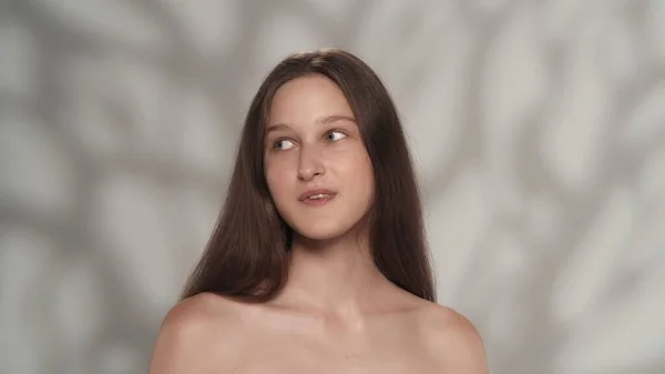 Gyönyörű Fiatal Kaukázusi Modell Portréja Közelkép Egy Lányról Hosszú Hajjal — Stock Fotó