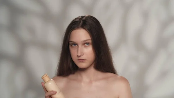 Retrato Modelo Caucasiano Atraente Feche Foto Uma Garota Segurando Uma — Fotografia de Stock